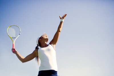 Schöne weibliche Tennisspielerin Servieren