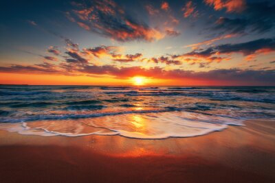 Schöner Sonnenaufgang über dem Meer