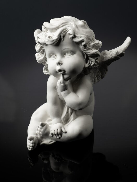 Bild Schutzengel für Kinder Konzept auf schwarzem Hintergrund