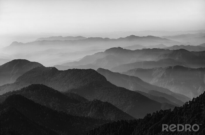 Bild Schwarz-weiß Berge im Nebel
