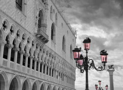 Schwarz-weiße Gebäude der Stadt Venedig