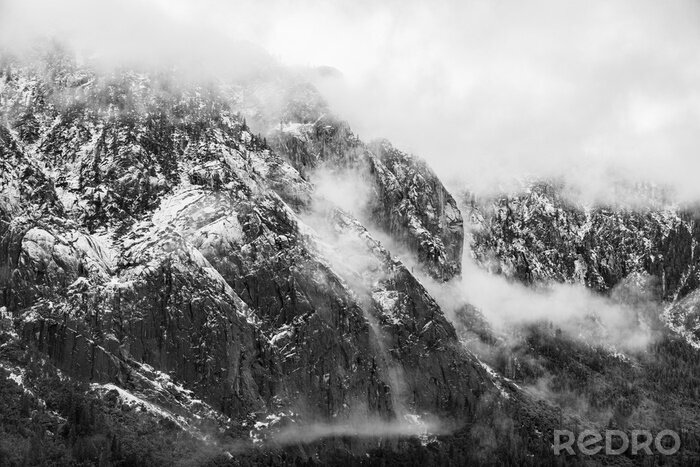 Bild Schwarz-weiße Gebirge im Nebel