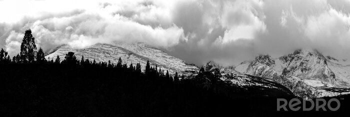 Bild Schwarz-weiße Gewitterwolken über den Gebirgen