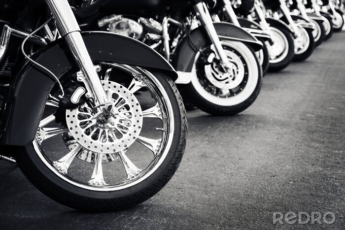Bild Schwarz-weiße Motorräder in einer Reihe