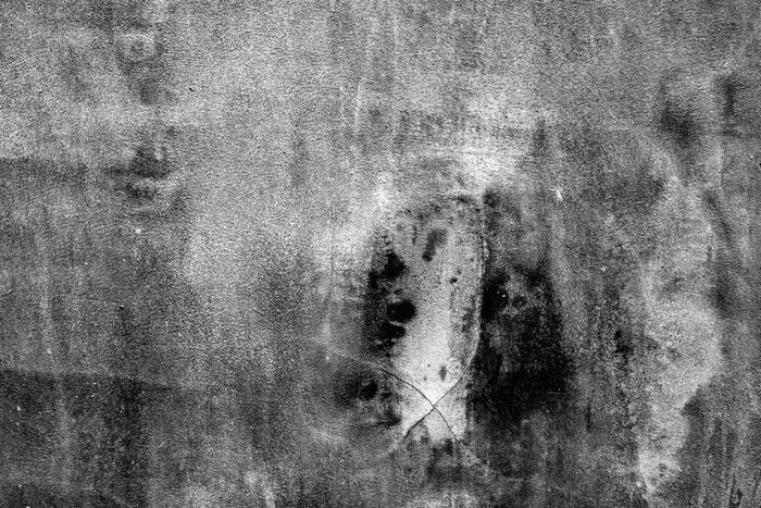 Bild Schwarz-weiße rissige Betonwand