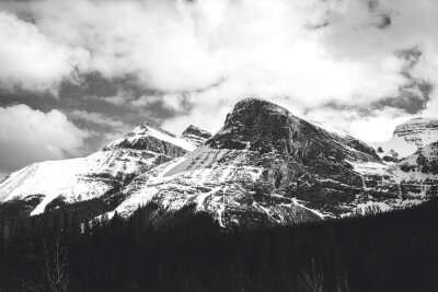 Bild Schwarz-weiße schöne Gebirge in Winter