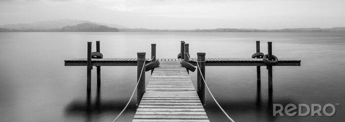 Bild Schwarz-weißer Steg auf glattem See