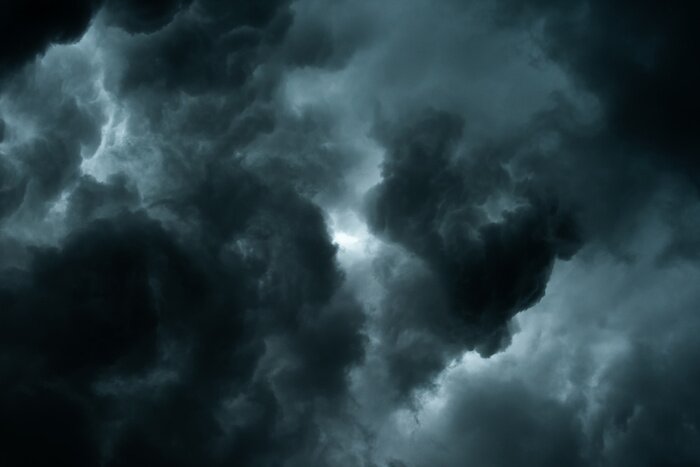 Bild Schwarze Wolken am grauen Himmel