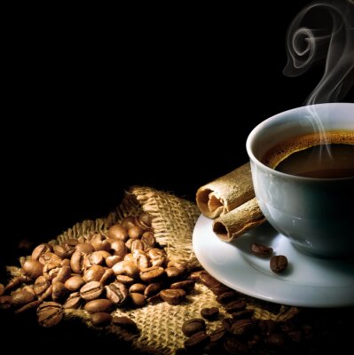 Schwarzer aromatischer Kaffee und Bohnen