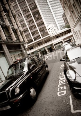 Schwarzes Taxi im Geschäftsstadtteil