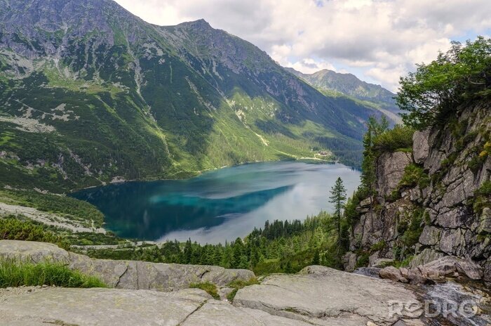 Bild See inmitten der Berge