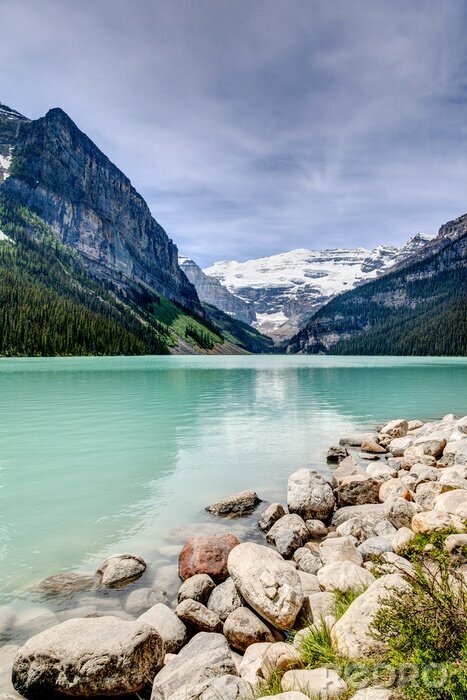 Bild See vor dem Hintergrund der Berge