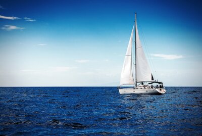 Segelboot auf azurblauem Hintergrund