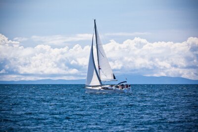 Segelboot auf hoher See in der Sonne