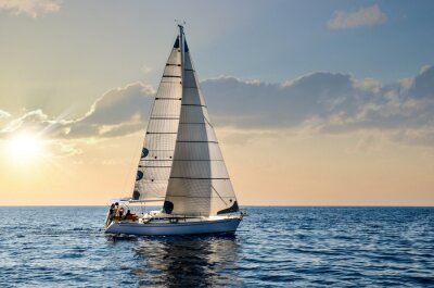 Bild Segelboot auf See und schöner Sonnenaufgang