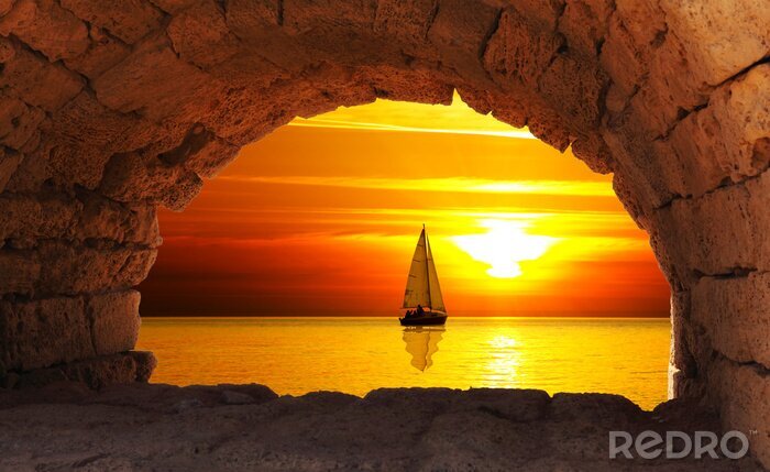 Bild Segelboot gegen untergehende Sonne