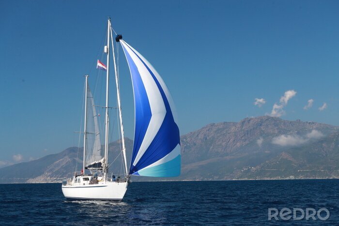 Bild Segelboot mit blauem Segel