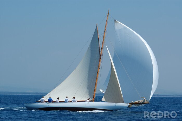 Bild Segelboot mit Wind in Segeln