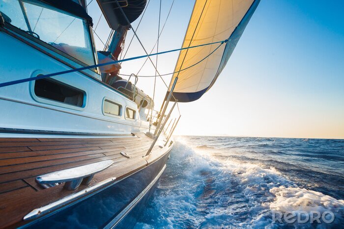 Bild Segelboot mitten auf dem Meer und sanfte Wellen