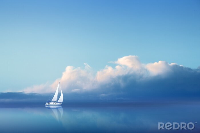Bild Segelboot vor dem Hintergrund der Wolken