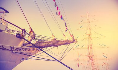 Segelschiffe mit bunten Fähnchen