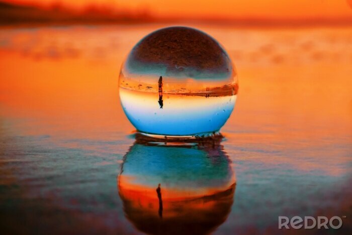 Bild Sich im Glaskugel reflektierender Sonnenuntergang