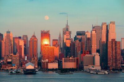 Sich in Gebäuden NY widerspiegelnder Sonnenuntergang