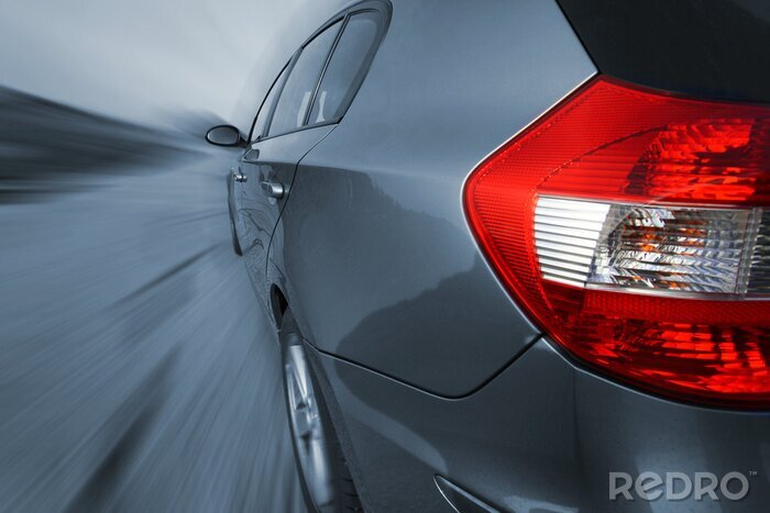 Bild Silbernes Auto und Geschwindigkeit