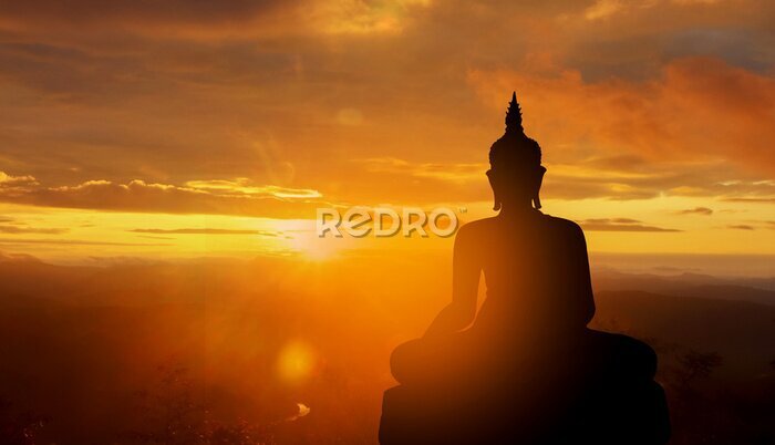 Bild Silhouette des Buddhas vor dem Hintergrund des Sonnenuntergangs