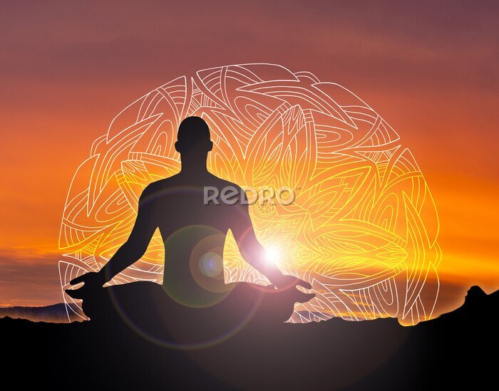 Bild Silhouette einer meditierenden Person während der goldenen Stunde