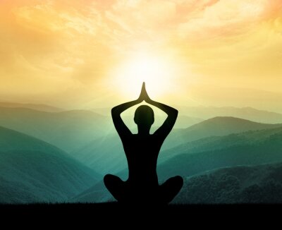 Bild Silhouette eines meditierenden Menschen vor dem Hintergrund einer Berglandschaft