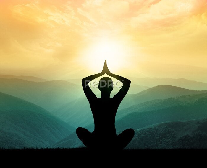 Bild Silhouette eines meditierenden Menschen vor dem Hintergrund einer Berglandschaft