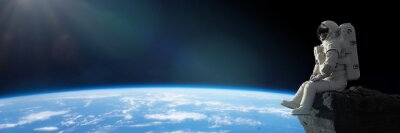 Sitzender Astronaut mit der Erde im Hintergrund