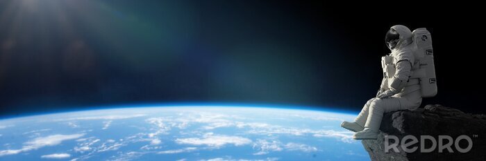 Bild Sitzender Astronaut mit der Erde im Hintergrund