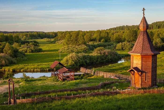Bild Sommer auf dem Dorf mit Holzkirche
