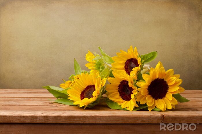 Bild Sonnenblumenstrauß auf dem Tisch liegend