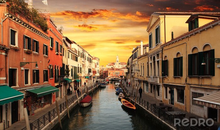 Bild Sonnenuntergang zwischen den Straßen von Venedig