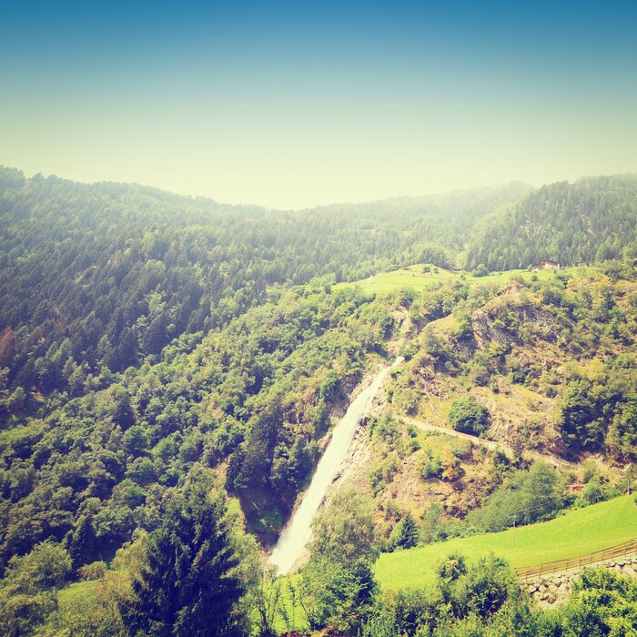 Bild Sonnige Landschaft mit Bergen