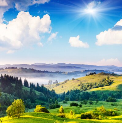 Bild Sonnige Landschaft mit Feldern und Bergen