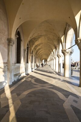 Sonniger Säulengang in Venedig