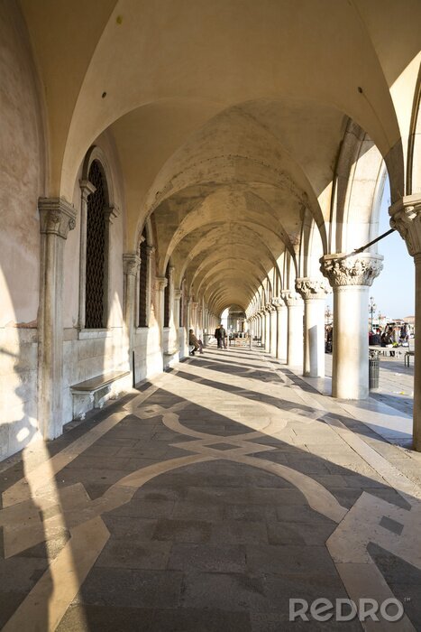 Bild Sonniger Säulengang in Venedig