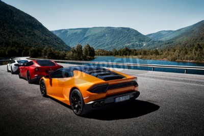 Bild Sportwagen auf einer Brücke mit Blick auf Fluss und Berge