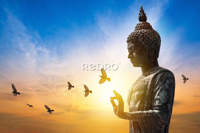 Bild Statue des großen Buddhas vor dem Hintergrund des Himmel bei Sonnenuntergang