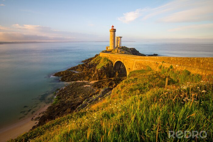 Bild Steiniger Leuchtturm auf Hügel