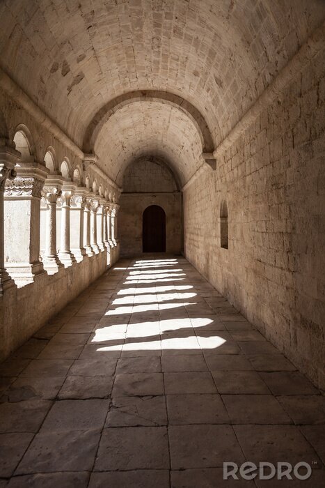 Bild Steiniger Säulengang in Sonnenstrahlen