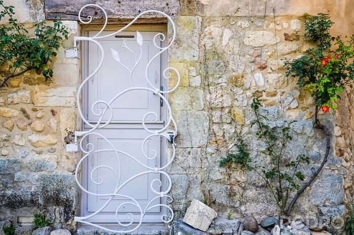 Bild Steinmauer mit gemustertem Gitter