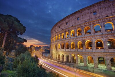 Stimmungsvolles Kolosseum in Rom bei Nacht