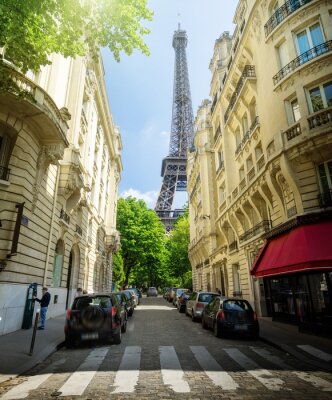 Straße gegenüber dem Eiffelturm