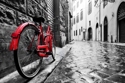 Straße in der Stadt und rotes Fahrrad