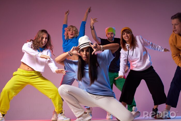 Bild Tänzer und Tänzerinnen posiertes Foto